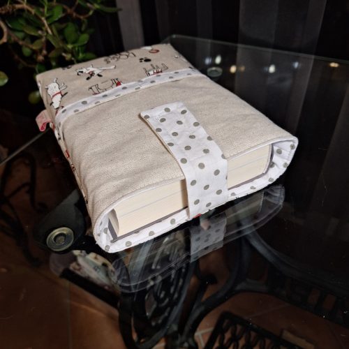 Könyv szütyi /könyv borító /"Kutyaélet" könyv tartó kutyusos mintával