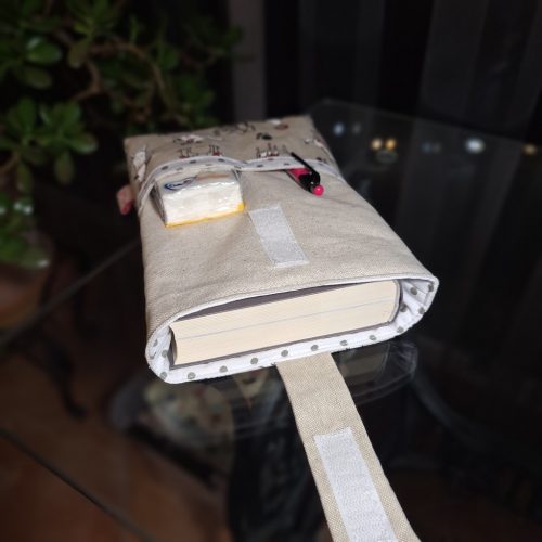 Könyv szütyi /könyv borító /"Kutyaélet" könyv tartó kutyusos mintával