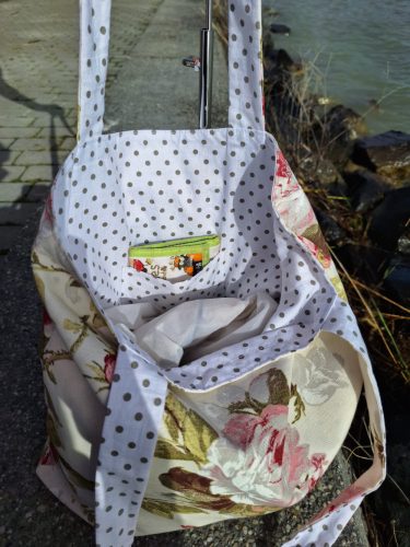 Rózsás vintage mintás vászontáska pöttyös béléssel (fehér alapon szürke pöttyös béléssel, kis zsebbel)